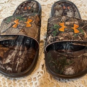 Under armour slides. Youth size 6but fit me size 8.5